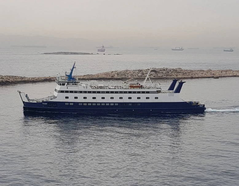 Ferry de pasajeros y vehículos de Ioniansea Ferries