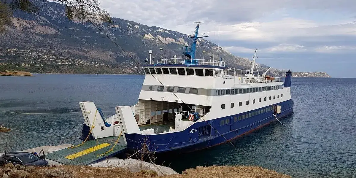 Ferry de pasajeros en la ruta Pesada, Kefalonia–Agios Nikolaos, Zante