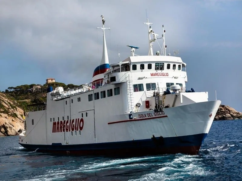 Ferry de pasajeros y vehículos de Maregiglio